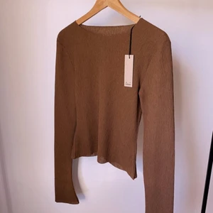 A-dsgn, adsgn tröja S - Hej! Kollar om nån är intresserad av denna tröja från asdgn. Den är endast använd 1 gång. Antingen byte eller buda. 