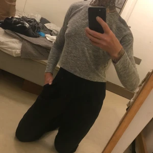 Grå croptop - En enkel grå croptop med långa ärmar i tunt och fint material lite som en kofta.