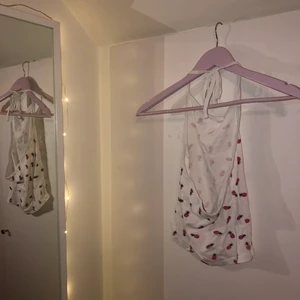 Top - Fin haltertopp med öppen rygg, den är kroppsformad och är alltså inte ”lös” på. Fint tryck med ananas (Pernilla Wahlgren, where you at?) Aldrig använt