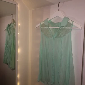 Top - Jättefin top från Hollister som aldrig använts. Storlek L men passar mig som är S så det beror på hur man vill ha den I guess. 