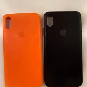Iphone ska - 2 iphone skal från apple för Xs max😁 de är i hårt silikon. 1 för 180 båda för 250❤️ (frakt tillkommer på 20kr)