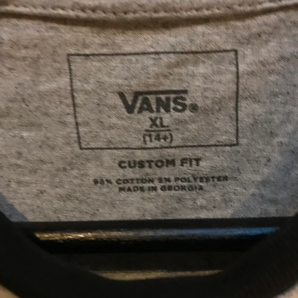 En assnygg Vans tröja som jag inte har använt så mycket som jag fick så jag vet inte vad den kostar igentligen!. Hoodies.