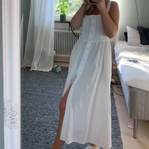 Sommarklänning - Superfin sommarklänning som tyvärr aldrig kommit till användning. Väldigt luftigt och skönt tyg men lite stor i bysten för mig. Köptes för 500kr men säljer för 250kr. Frakt ingår inte i priset