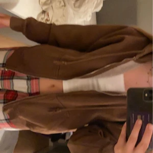 Brun zipup hoodie  - Fin brun zipup från brandy melville. Säljer pga oseriös köpare. Använd ett par gånger. Köparen står för frakten💖 LÄGG BARA SERIÖSA BUD SOM NI STÅR FÖR