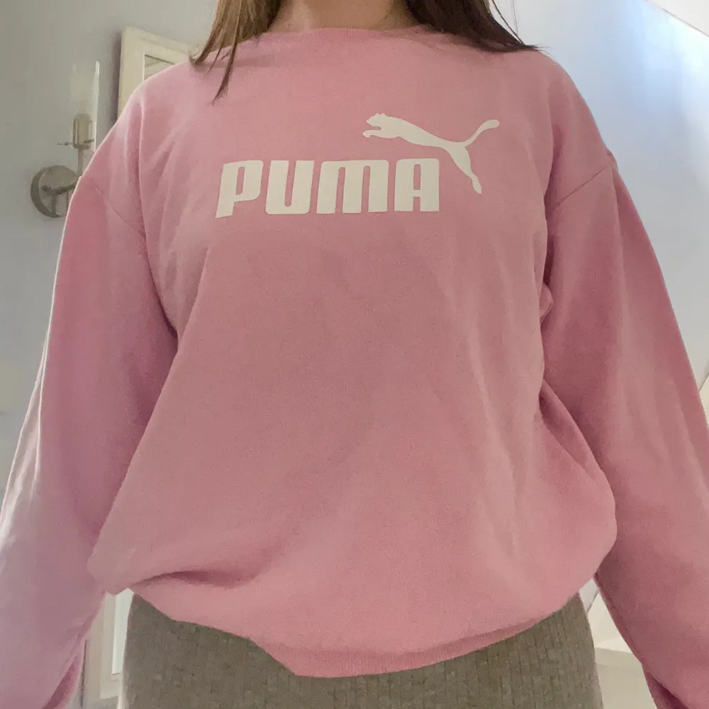 En sweatshirt från märket puma! Väldigt skön och fin, använd ett fåtal gånger. Skriv till mig om du vill diskutera priset. Jag kan skicka den till dig! <3. Tröjor & Koftor.