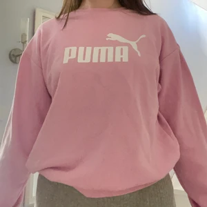 Sweatshirt från puma  - En sweatshirt från märket puma! Väldigt skön och fin, använd ett fåtal gånger. Skriv till mig om du vill diskutera priset. Jag kan skicka den till dig! <3
