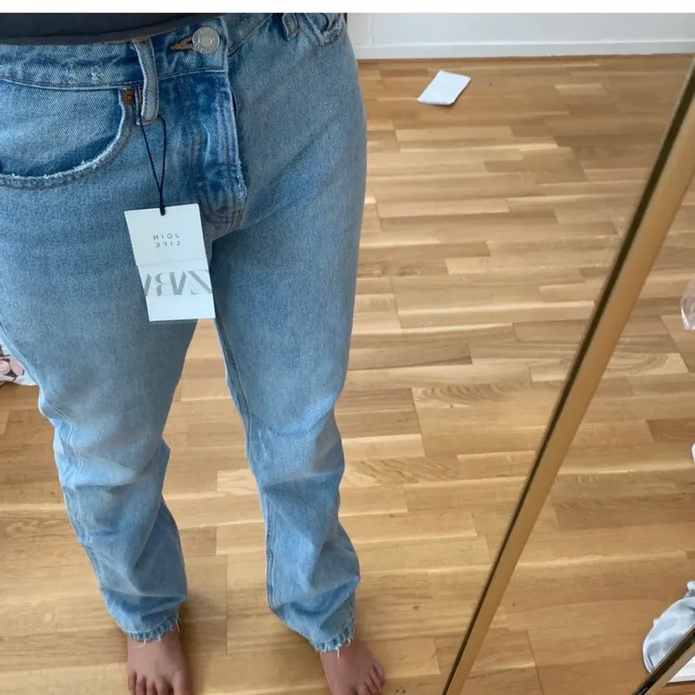 Säljer dessa jätte jättefina midrise jeans från zara. Helt slutsålda och aldrig använda och med prislappen kvar då dem inte passade mig. Första två bilderna är lånade så skriv för egna💞💞 köp direkt för 600kr🥰. Jeans & Byxor.