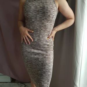 Fin stickad klänning - En klänning som kramar din kropp men väldigt bekvämt. Man känner sig både varm och snygg. 