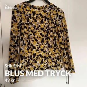 Blus med tryck S - En fin blus från H&M. Längden 64 cm, passar S/M. I nyskick. På den andra bilden är det baksidan 
