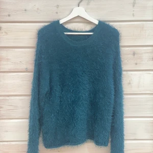 Långärmad fluffig tröja - En långärmad fluffig tröja från Gina Tricot storlek L. Fint skick och finns inte att få tag på längre. Färgen är blandning av turkost och grön. Älskar färgen men användes inte längre. Skönt tyg och faller fint, passar alla beroende på hur man vill ha passformen. Är vanligtvis S men ville ha denna större och därav storlek L. Betalning sker via Swish.