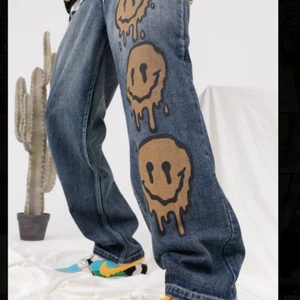 CZ Melting Smiley Printed Denim - Beställde dessa jeans men tyvärr var de för korta,  jeansen är bara testade en gång och är i storleken M. Modellens längd är 1.82m och bär storlek M 