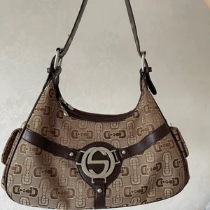 Väska - Jättecool väska i bra kvalité, kommer inte till lika mycket användning längre och där av säljer jag den. Måtten är: längd 35 cm, höjd 17 cm och djup 12 cm