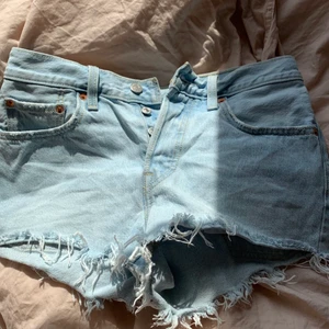 Levi’s shorts - Super fina Levi’s shorts som tyvärr är lite små för mig💕