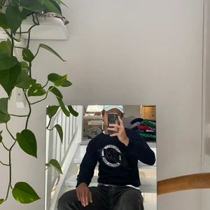 Sweatshirt - Snygg vintage sweatshirt i strl S. Modellen är 183 cm⚡️