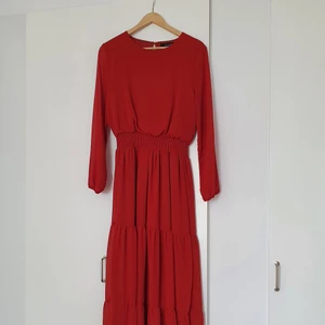 SisterS point klänning  XS - Skön och lättburen långklänning.. Snygg att matcha med grövre skängor och skinnjacka nu till sensommaren/hösten. Mycket elastisk i midjan,transparent tyg i armarna, underkjol. Tyvärr för liten för mig. Storlek XS, men passar även personer med M tack vare den elastiska midjan. 