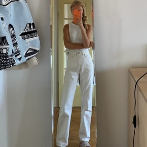 Weekday jeans rowe 24/30 - Krämvita weekday jeans i modellen rowe. Storlek 24/30. Bra skick. Köparen står för frakt, betalning sker via Swish 