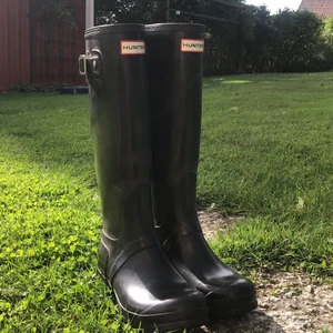 Hunters strl 38 - Hunters i storlek 38. Säljes billigt pga tecken på användning (se sista bild) nypris:1000kr