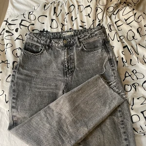 Gina tricot jeans - snygga gråa jeans från Gina tricot! Mitt pris inkl frakt🤍