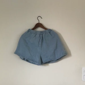 Short - Blåa jeansshorts med knyte. Onesize. Skicka gärna ett meddelande vid frågor! 