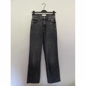 Jeans  - 90s Jeans från Zara i nyskick. Supersnygg tvätt och fin passform men tyvärr något små på mig. 