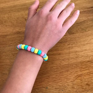 Armband - Det här är ett somrigt fint armband med 4 färger🌸. Det är ett stretchigt armband som är ca 17 cm! Pris 15 + 10 kr frakt