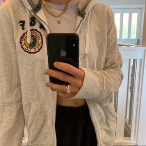Abercrombie&fitch hoodie  - Hoodie från A&F där dragkedjan gått sönder. Därav billigt pris! Annars väldigt fint skick och mycket mysig. 