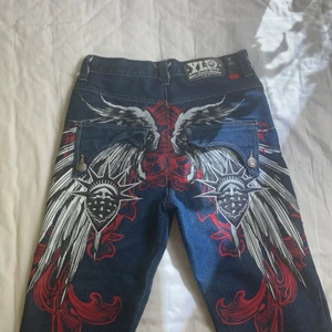 Baggy jeans - Ascoola baggy jeans med tryck på röven. Säljer för de är för små på mig. Skulle passa någon 160 och neråt. Innerbenslängd: 67 cm. Midjemått: 78cm. Buda eller köp direkt för 600kr. Frakt:66