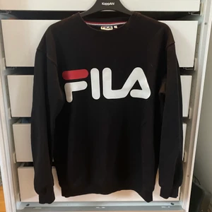 Fila sweatshirt - Herrstorlek S så sitter mer som en m/oversized på tjejer! Säljes pga kommer ej till användning längre. Nypris 600kr så säljer för halva priset då den är sparsamt använd. Pris + 62kr frakt 🦋