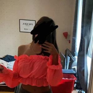 Off shoulder tröja - Off shoulder tröja i en neon rosa färg, aldrig använd då den är lite för stor för mig 