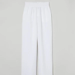 Vita linnebyxor - Vita linnebyxor från h&m, helt oanvända med prislapp kvar💗 Säljer endast då de är för stora💕 Köpare står för frakt!