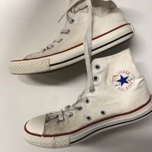 Converse - Super trendiga vita converse. Säljs pga lite för små. De är i fint skick men det vita tyget är lite smutsigt och som man kan se på sista bilden har converse märker suddats ut lite. Men jag tror att de blir vitare om man slänger de i tvätten.🤍🤍 