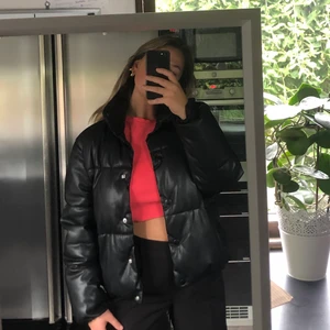 Jacka  - En as cool skinnjacka från VERO MODA! Den är endast använd i vintras 🖤🖤🖤 super varm och skön till kallare väder 