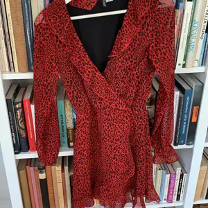 Jättesöt volangklänning med rött och svart leopardmönster, storlek 32 men passar även 34 /36, köpare betalar frakt 💕