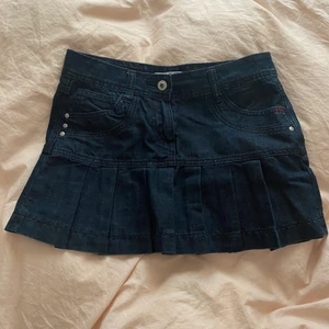 Yk2 jeanskjol - Mörkblå jeanskjol med yk2 vibe, köpt secondhand! Aldrig använt själv då den är för liten för mig, får inte på mig den och kan därför tyvärr inte visa bild på, men skriv privat om du vill ha mått<3 
