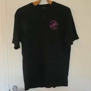 Sweet Sktbs T-shirt "We Want Beer"  - Säljer nu min schysta T-shirt från Sweet Sktbs. Det är en avslappnad och vardaglig skönt tischa i storlek XL. Den är i använt skick, hoppas någon finner ett öga till den!