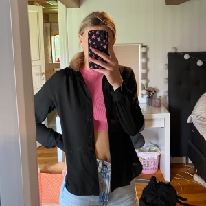 svart skjorta från hm - svart skjorta från hm i storlek 36, lite längre i ryggen