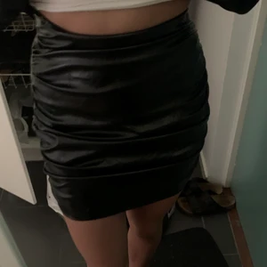Fake-skinn kjol - Säljer denna snygga fake-skinn kjol som formar kroppen fint. Finns dragkedja på baksidan. Aldrig använd, nyskick. Storlek 36. Från Shein. Fråga om de något ni undrar💕💕💘