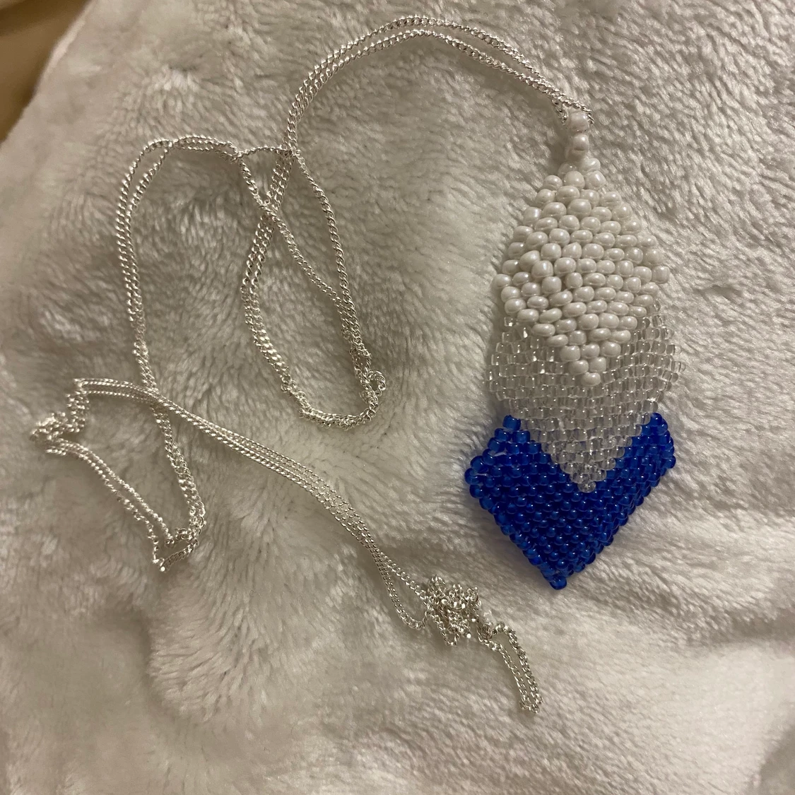 Vacker handgjord halsband