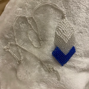 Vacker handgjord halsband - Denna fina halsband har jag gjort själv. Den är gjord på små glaspärlor och kedjan är av metall mässing. Kedjan är ca 35-40 cm lång. 