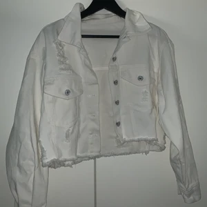 NY vit jeansjacka - Säljer denna nya vita jeansjacka med slitningar. Nyskick, aldrig använd. Storlek S.  Fråga om de något ni undrar💕💕💘