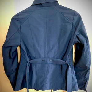 G-Star jacka  - Mörkblå G-Star jacka. Sommarjacka/vårjacka/höstjacka.  Storleken är XS . Jackan är ny och oanvänd. Den var för liten för mig.  Jag köpte den på G -star butik för 1799kr. Skitsnygg i modellen!! 