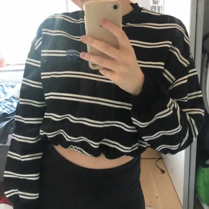 Junkyard randig tröja storlek S - Knappt använd junkyard tröja, går att dra åt i midjan, köpt förra året, fint skick 