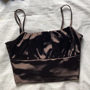 H&M tröja i  - Den är i bra skick mörk brun 