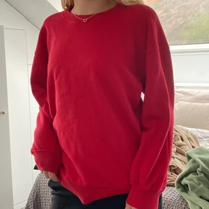 Röd sweatshirt  - Röd sweatshirt från zara! Skön till hösten🧡