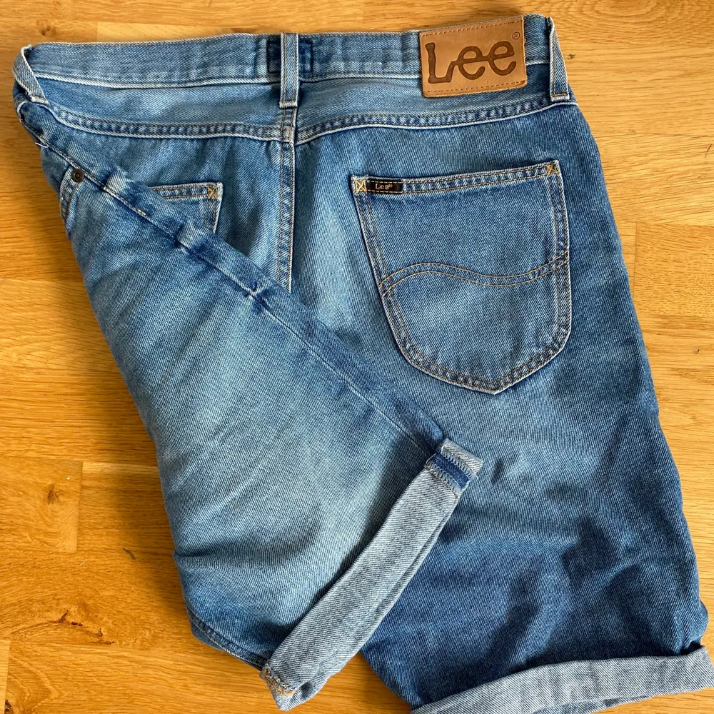 Snygga jeansshorts från lee, straight fit. Shorts.