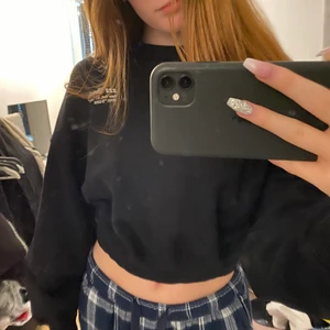 svart tröja - säljer denna fina tröja från zara då den inte kommer till användning! köparen står för frakt. buda i kommentarerna eller köp direkt för 80kr