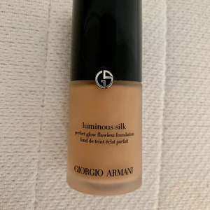 Giorgio Armani luminous silk foundation - Luminous silk foundation från Giorgio Armani, använd 2 gånger, säljer pga för mörk för min hy. Nyans 6.25 