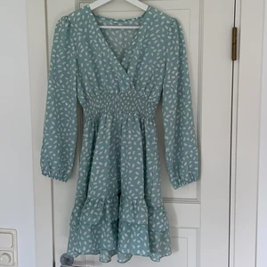 Klänning - Super söt klänning från shein, tyvärr för liten för mig! Skulle mer säga att den är som en XS än S som den ska vara i storleken! Något kort för mig som är 175 lång. Färgen är lite blå/grön (syns bäst på sista bilden).Vill bli av med den därav säljer jag billigt!💗