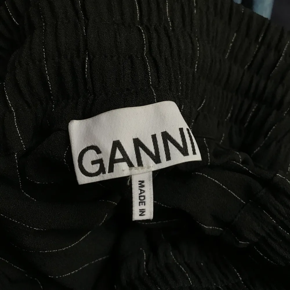 GANNI  Heavy crepe wide pants, Black pinstripe.  Size 38, tts. Used a few times but they are in  good condition. . Jeans & Byxor.