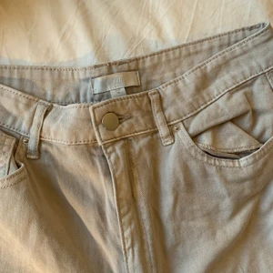 Beiga jeans från Hm Stl 38 - Helt oanvänd ifrån Hm, insåg att jag inte passade i beiget🥲